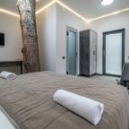 De Luxe (DeLuxe Wood), Отель Эклер