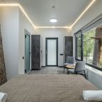 De Luxe (DeLuxe Wood), Отель Эклер