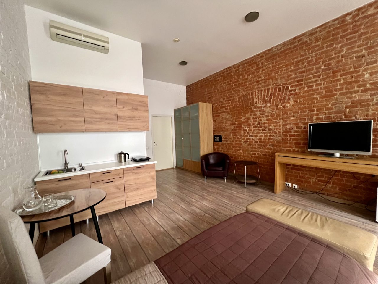 Кондиционер, телевизор, обеденный стол