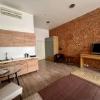 Кондиционер, телевизор, обеденный стол