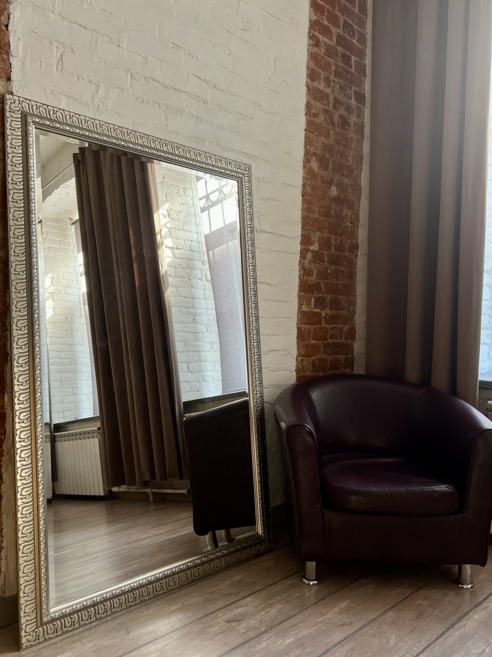 Большое зеркало в апартаментах