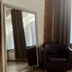 Большое зеркало в апартаментах