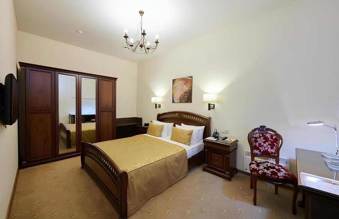 De Luxe (Без окна), Гостиница Метелица