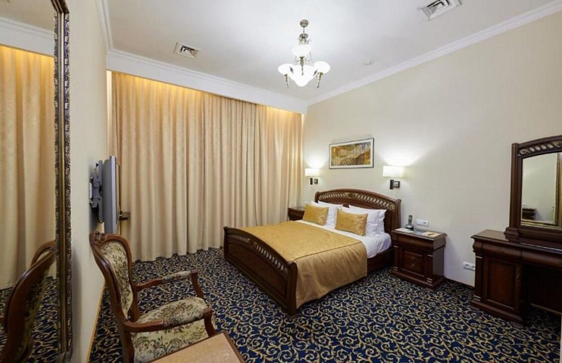 De Luxe (Без окна), Гостиница Метелица