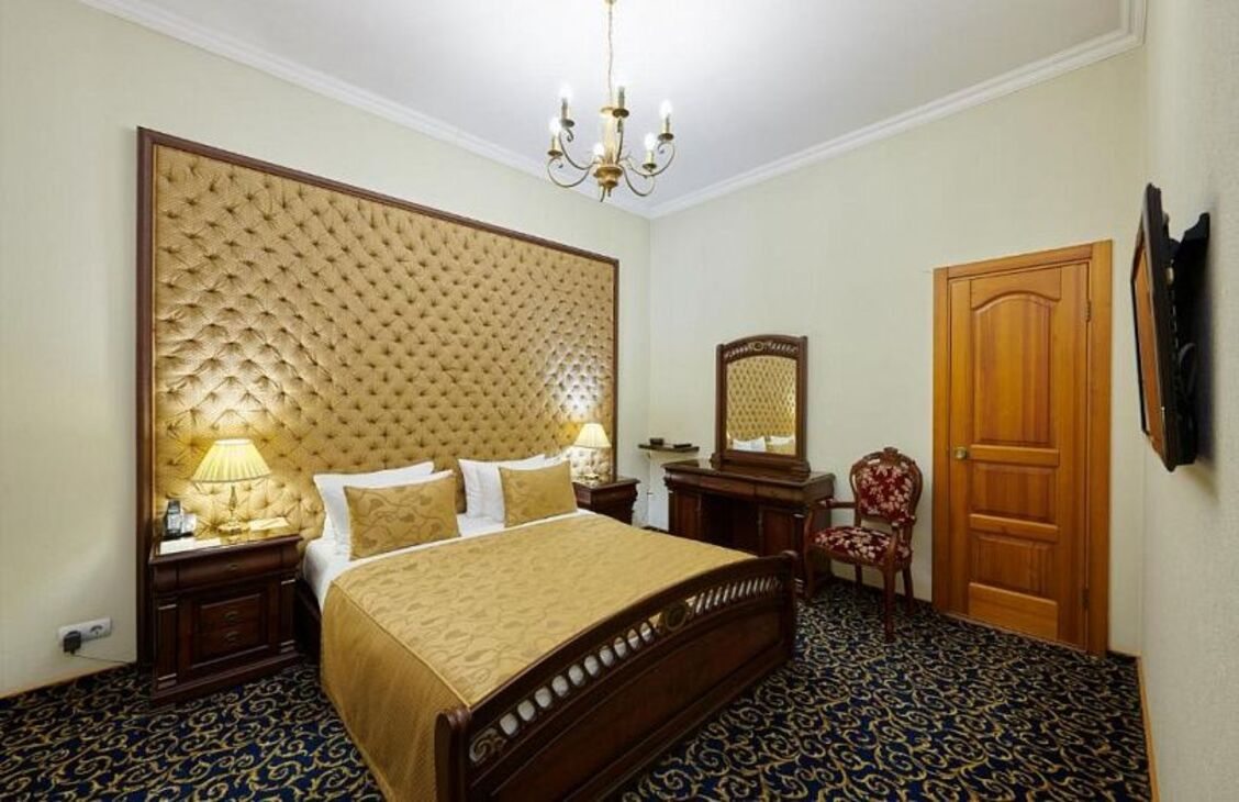 De Luxe (Без окна), Гостиница Метелица