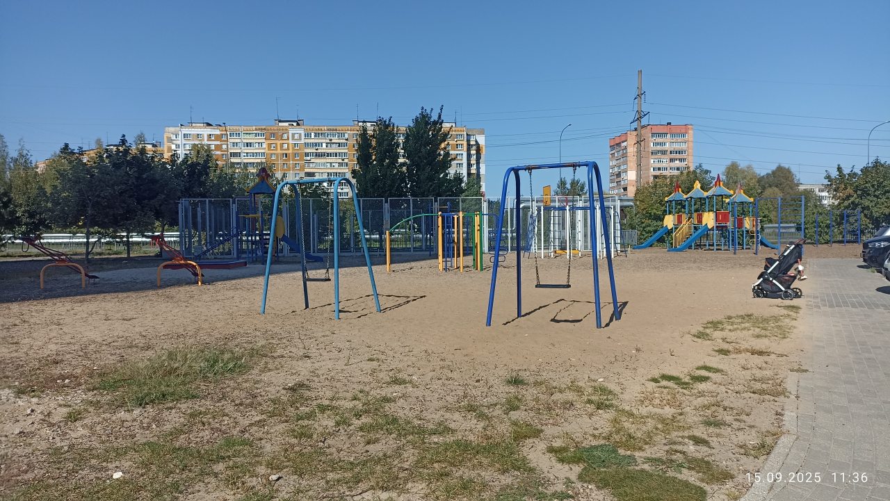 Детская площадка во дворе дома