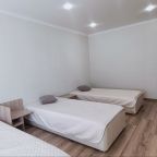 Спальня 18 кв.м. с тремя кроватями и ТВ
