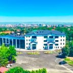 Своя ухоженная территория, Отель Беной Тревел