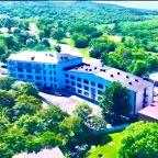 Своя ухоженная территория, Отель Беной Тревел