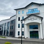 Своя ухоженная территория, Отель Беной Тревел