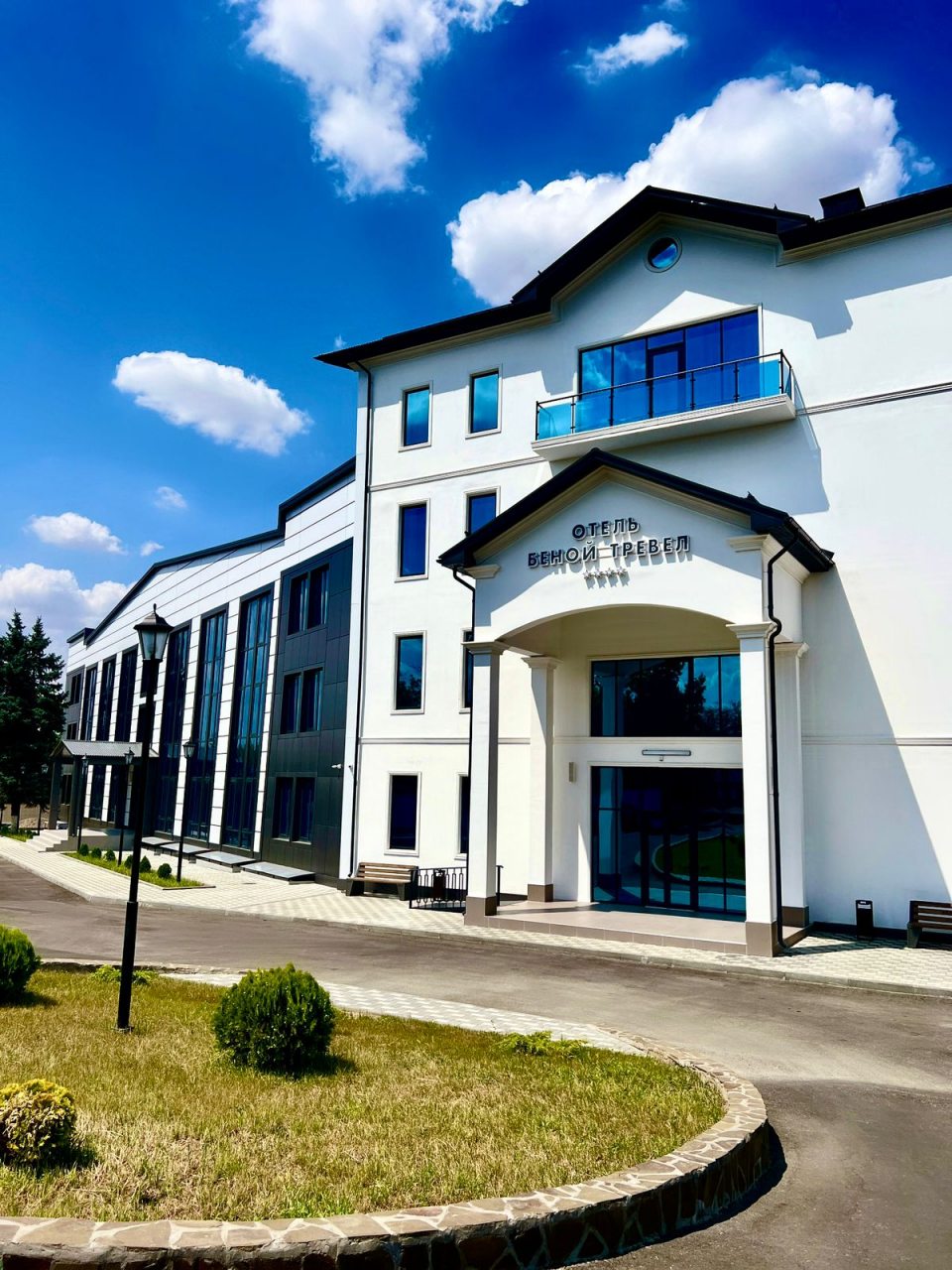Зарядная станция для электромобилей (ЭЗС), Отель Беной Тревел