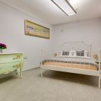 Квартира (Студия в самом сердце Петербурга), Апартаменты RentalSPb на пл. Островского 9
