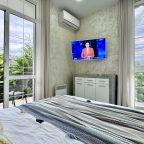 Трёхместный и более (Однокомнатная квартира с балконом и видом на годы), Апартаменты С балконами и видом на горы на Мелетяна 5а