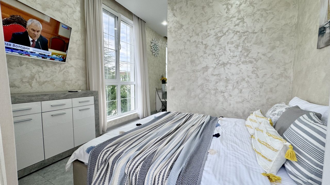 Трёхместный и более (Однокомнатная квартира с балконом и видом на годы), Апартаменты С балконами и видом на горы на Мелетяна 5а