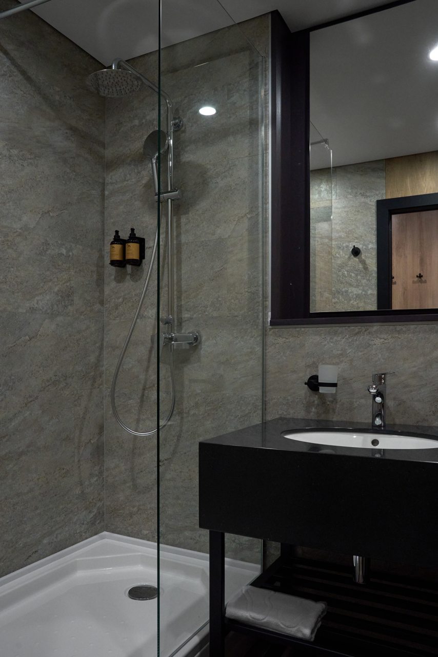 Номер (Стандарт в мотеле с балконом), Гостиница Среди Гор