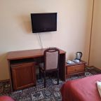 В номере шкаф, холодильник, телевизор, чайник, чайная посуда