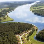 Вид сверху на Волгу, реку, коттеджи и территорию