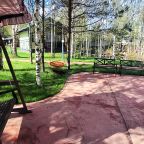 Качели, Гостиница Кедровый Дом