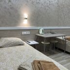 Трёхместный и более (Стандартный трехместный номер с двумя отдельными кроватями и кресло кроватью), Отель Степной
