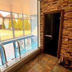 Бассейн рядом с банней в коттедже