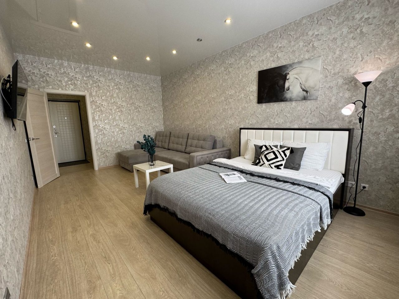 Апартаменты Ассорти комфорт класса с панорамным видом, Нижневартовск