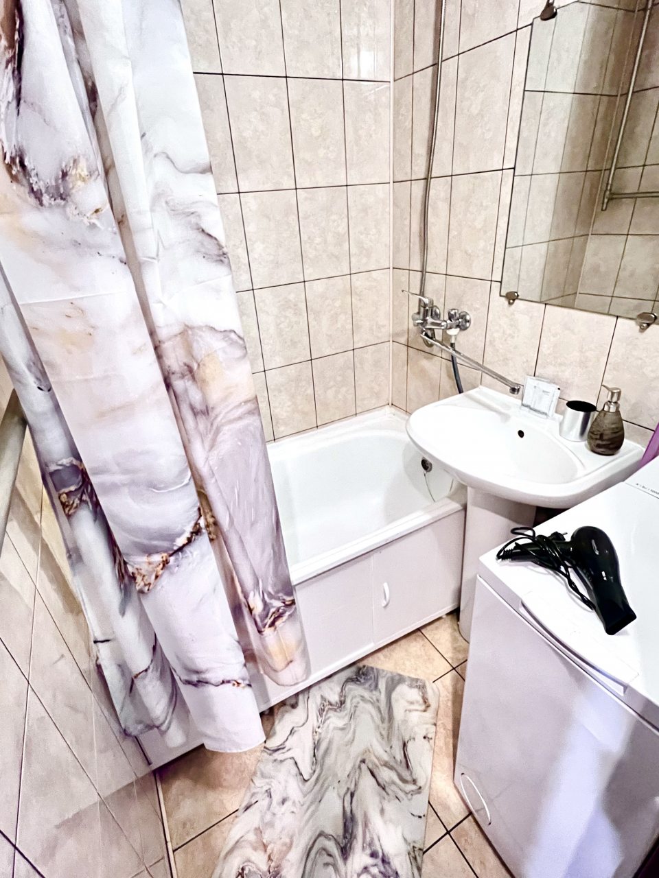 Трёхместный и более, Апартаменты Двухкомнатные в центре возле ресторана Аджика
