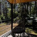 Большая терраса с гамаком-качалкой с видом на лес и горы