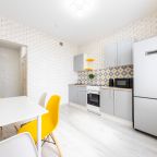 Плита, раковина и холодильник.