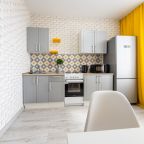 Плита, раковина и холодильник.