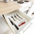 Плита, раковина и холодильник.