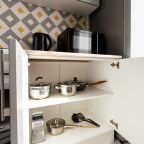 Плита, раковина и холодильник.