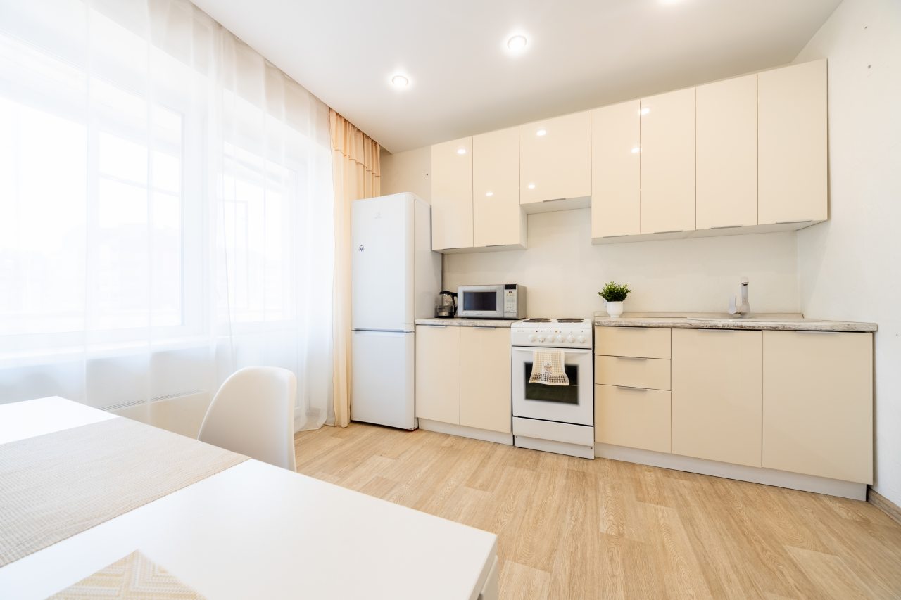 Плита, раковина и холодильник.