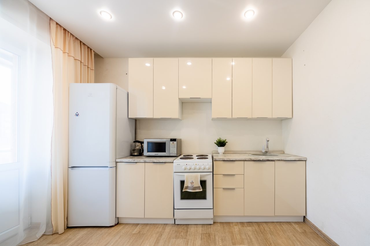 Плита, раковина и холодильник.