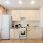 Плита, раковина и холодильник.