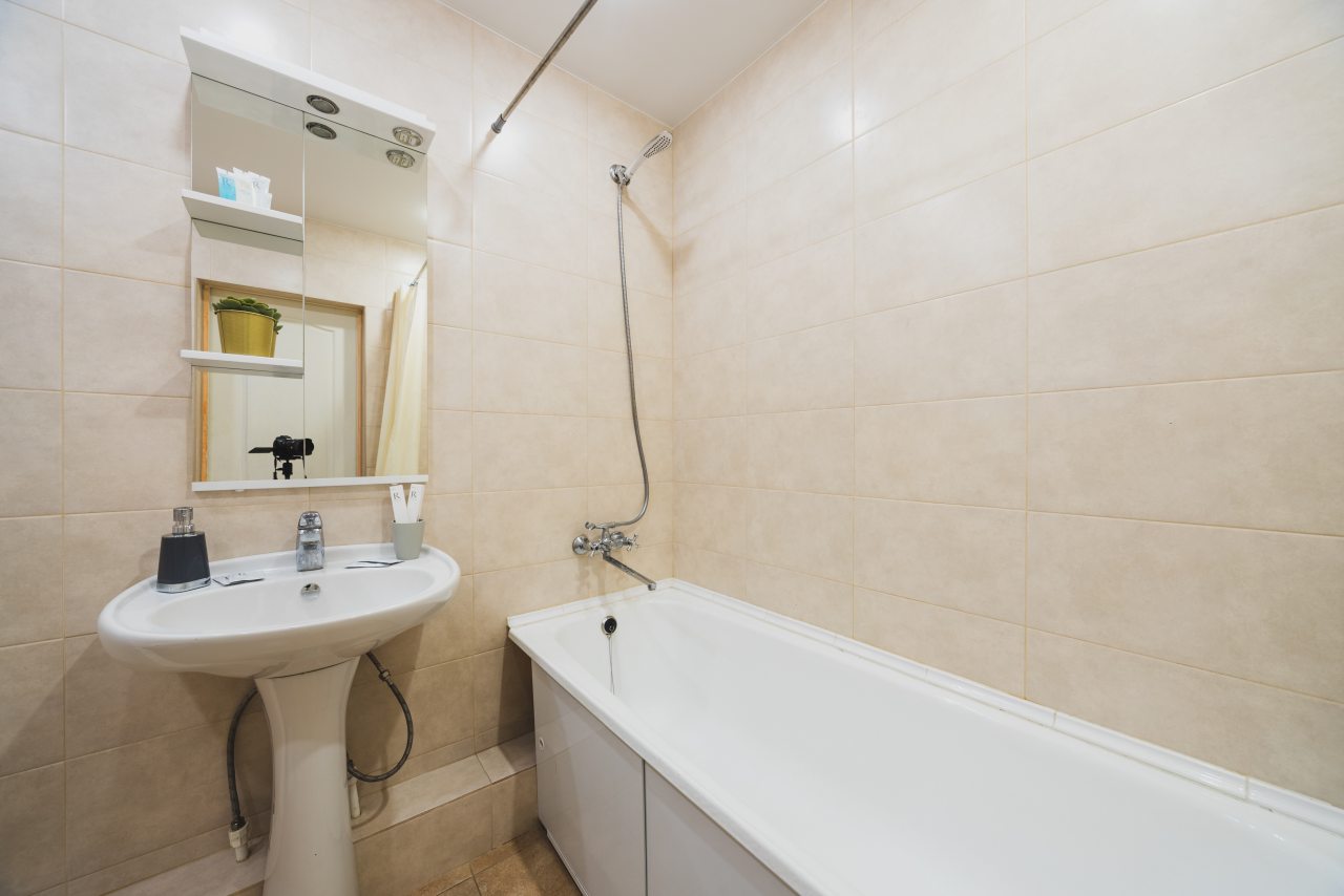 Душ или ванна, умывальник и туалет.