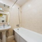 Душ или ванна, умывальник и туалет.