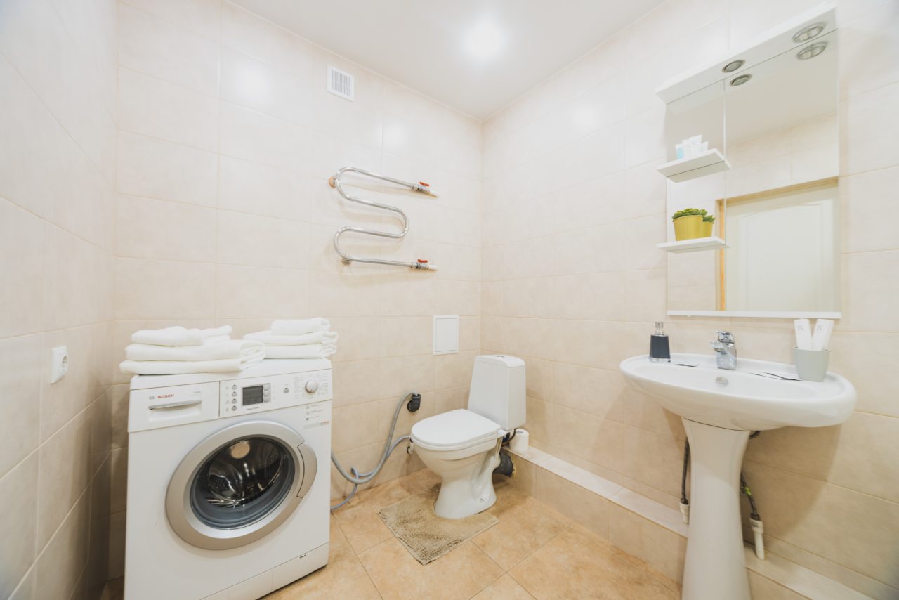 Душ или ванна, умывальник и туалет.