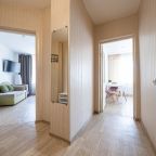 она у входа с вешалкой, обувницей и зеркалом для удобства.