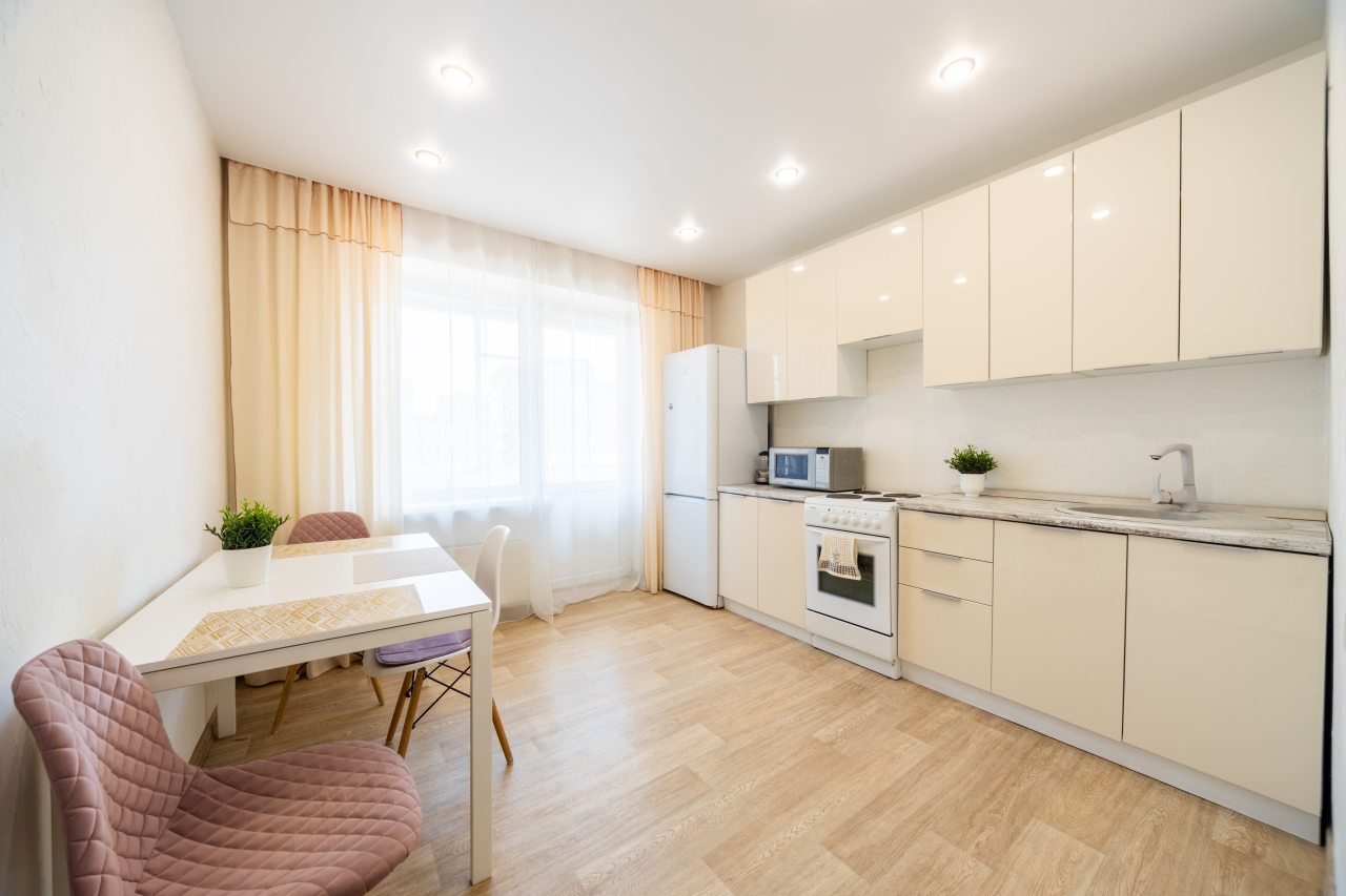 Плита, раковина и холодильник.