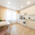 Плита, раковина и холодильник.