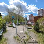 во дворе детская площадка