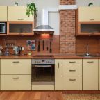 огромная кухня со всеми приборами для приготовлений, духовка