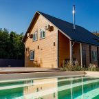 Открытый бассейн с пресной водой. Работает в сезон.