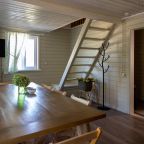 Обеденная зона с массивным столом из дерева теплыми тексту