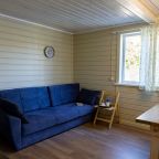 Просторная и светлая с уютным диваном и телевизором.