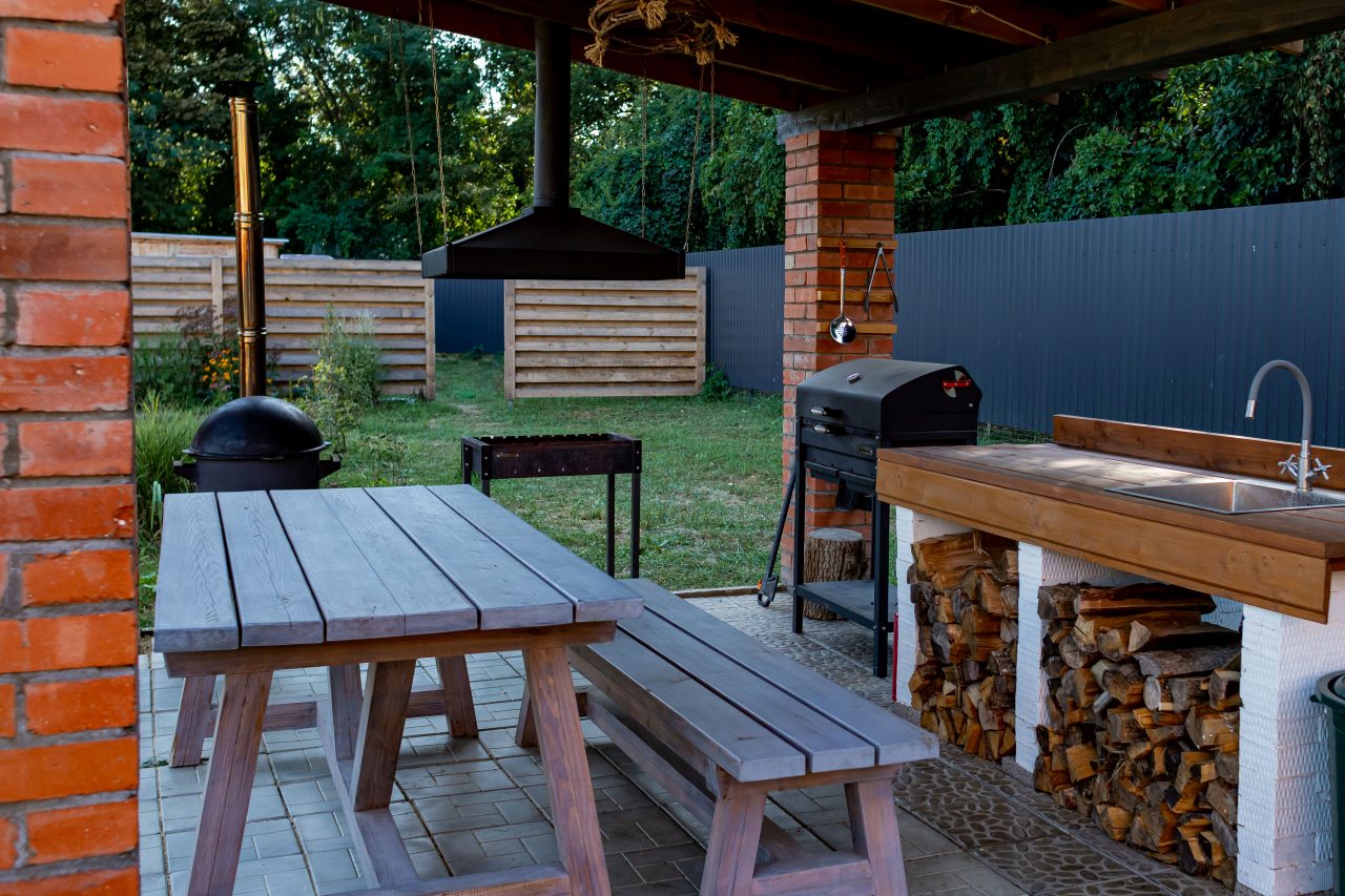 Оборудовано всем необходимым для барбекю и отдыха у огня.