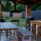 Оборудовано всем необходимым для барбекю и отдыха у огня.