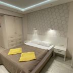 Апартаменты (С прямым видoм нa яxты и море), Апартаменты Версаль на Несебрской 14