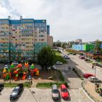 Возле дома шикарная детская площадка и бесплатная парковка