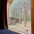 Вид на сад, Домики в настоящем лесу